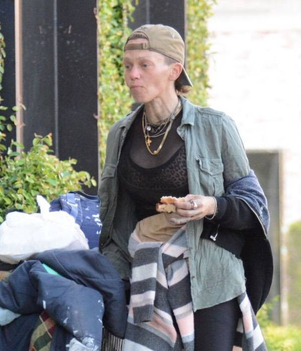 Ünlü model Loni Willison ön dişleri dökük yine çöp toplarken görüntülendi - Resim: 26